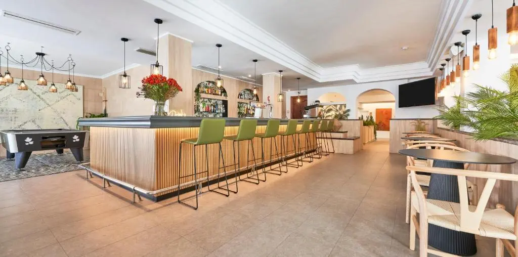 Lobby Bar seating and counter at Flacalco Hotels